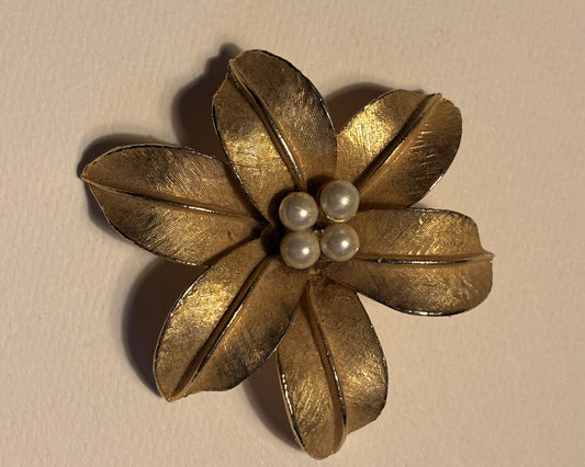 Retro Golden Meadow Flower Broche